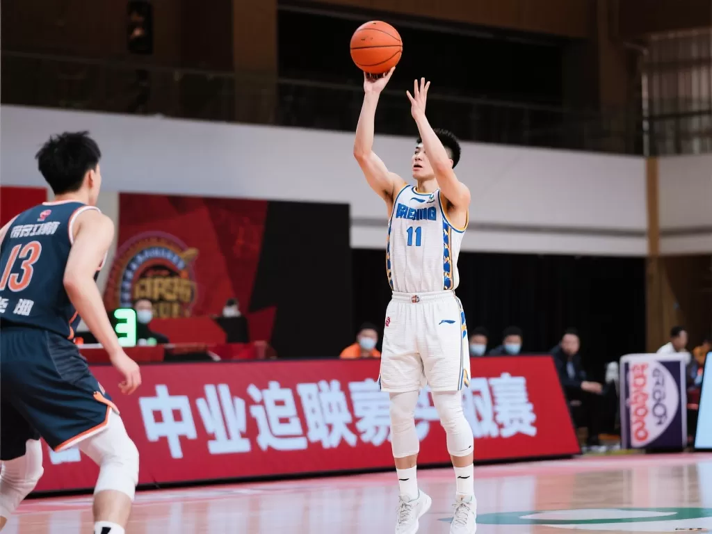 祝铭震三分命中，南京季后赛首战客场5-0领先新疆开局占优